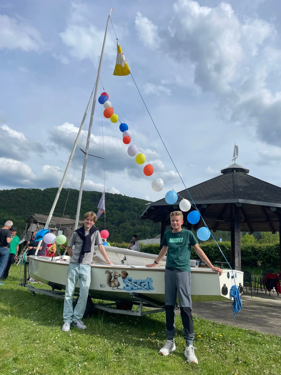stolze Crew vor ihrem neuen Boot