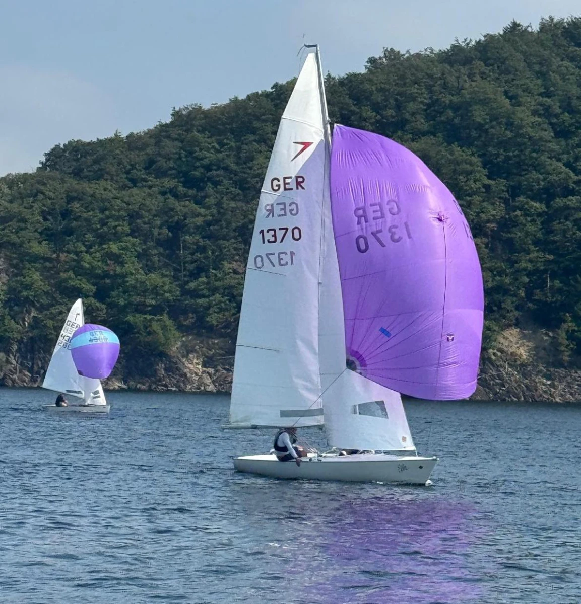 Dyas und Pirat mit Spinnaker bei der Kehraus-Regatta