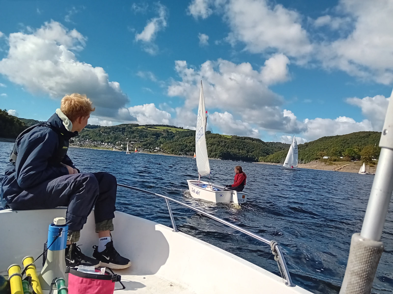 Optimist beim Segeltraining auf dem Rursee