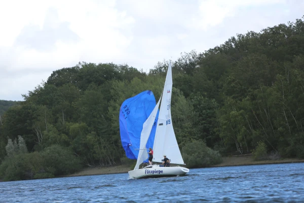 H-Boot mit Spinnaker auf dem Rursee